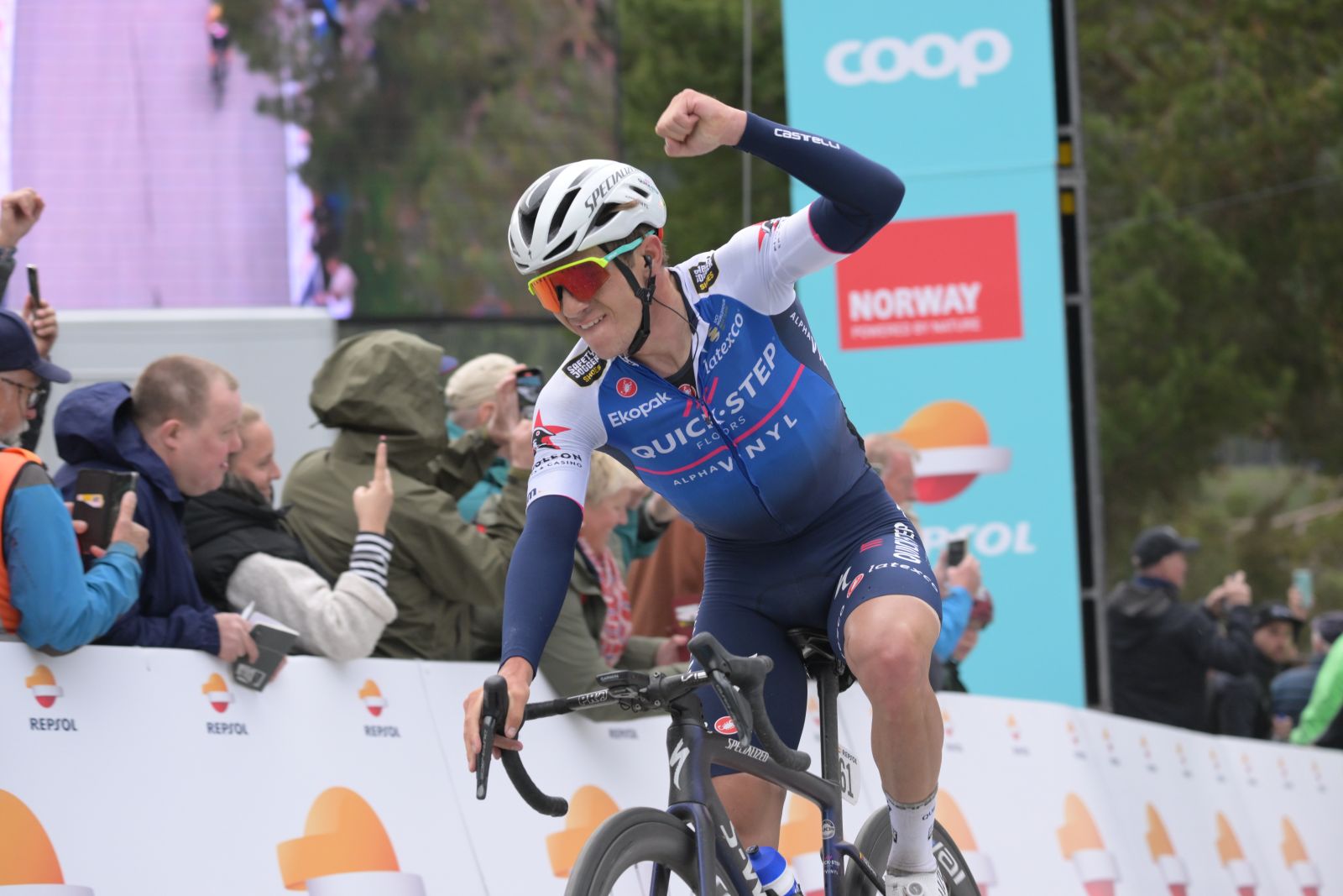 Remco Evenepoel wins stage 1 to Voss!